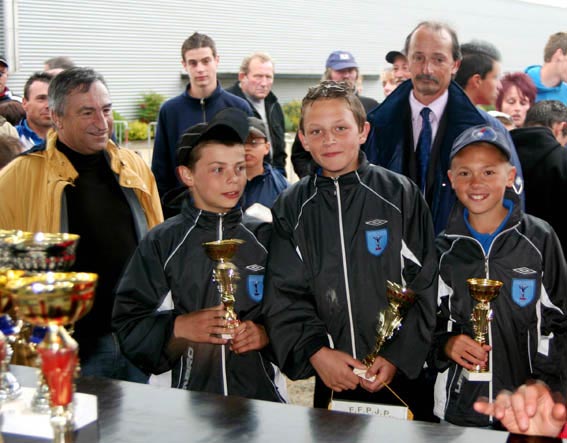 champions triplettes cadets avec le maire de Qu&eacute;ven