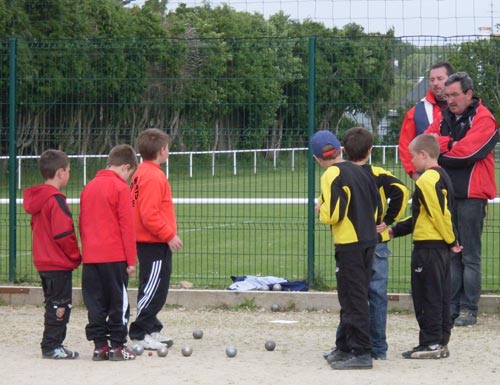partie de championnat de p&eacute;tanque en triplette minime &agrave; qu&eacute;ven