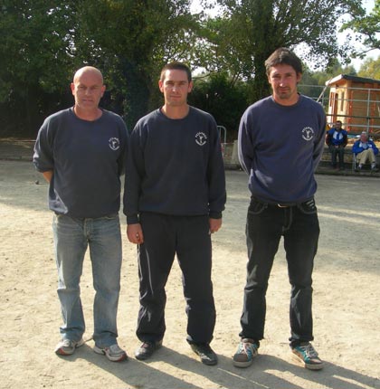 p&eacute;tanqueurs carnacois champions du Morbihan triplette p&eacute;tanque FFPJP
