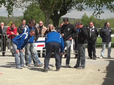 Yannick Briens mesure sous les yeux de jean Yves Prigent