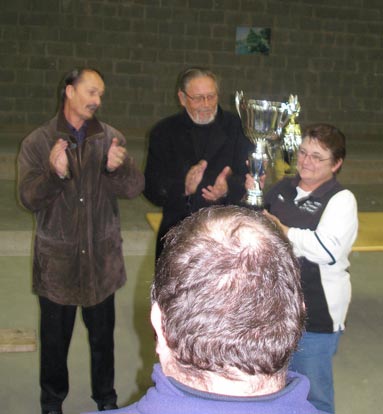 Mimie Poissemeux re&ccedil;oit la coupe
