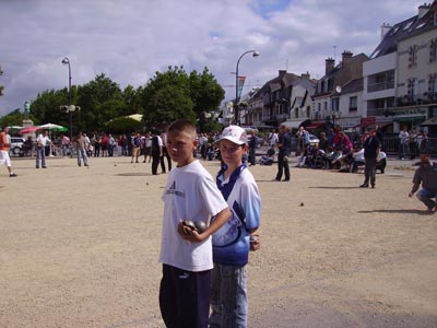 Deux jeunes cadets sur la place Hoche &agrave; Quiberon
